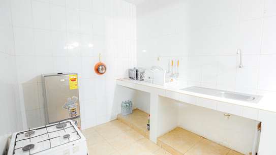 Salon moderne avec canapé cuir et TV murale image 2