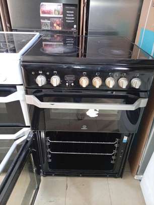 Cuisinière 4 plaque vitrocerame four ventilé Indesit 60/60 image 2