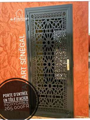 Porte d'entrée et garage sur mesure image 2