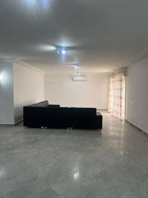 3 chambres salon à louer en face King fahd image 3