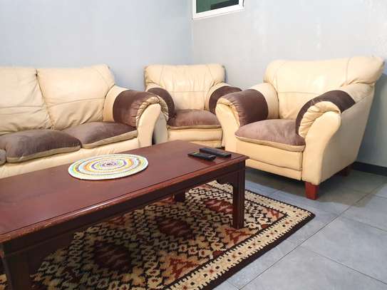 2 chambres climatisées plus salon meublés à Mariste 2 au RDC image 3