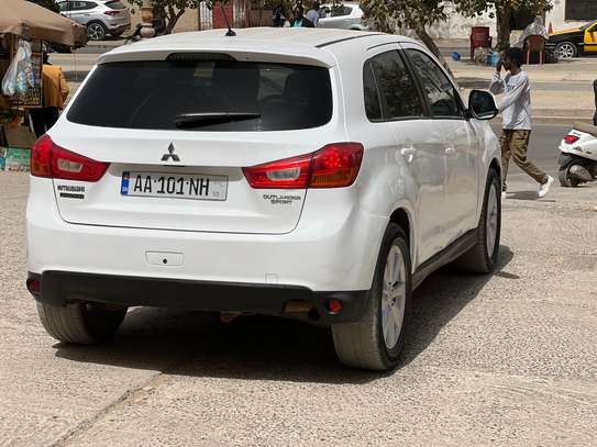 Mitsubishi OUTLANDER image 4