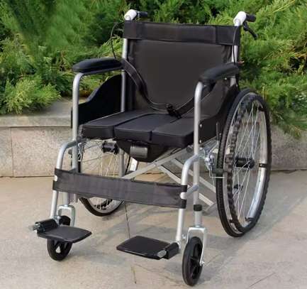 Fauteuil roulant adulte en fer et plastique image 1