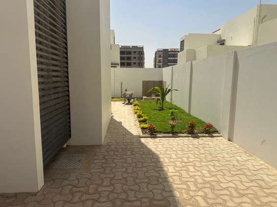 Maison moderne 2 niveaux avec balcon et jardin image 4