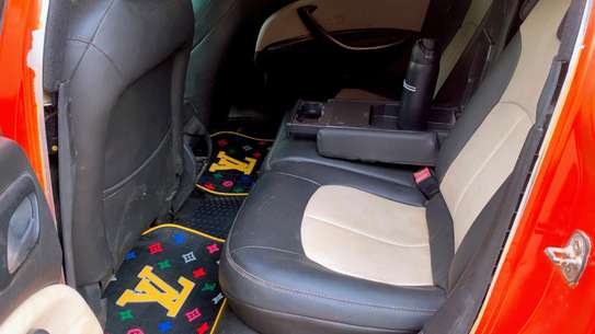 Berline sport orange métallisé jantes noires liseré rouge image 9