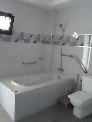 Appartement lumineux avec balcon et grandes baies vitrées image 5