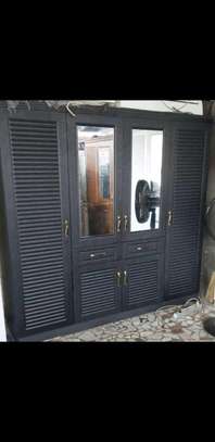 Armoire marron ,blanc et noire image 8