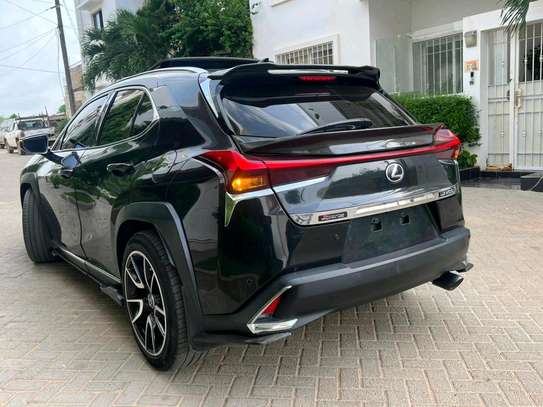 LEXUS UX 300 SPORT image 2