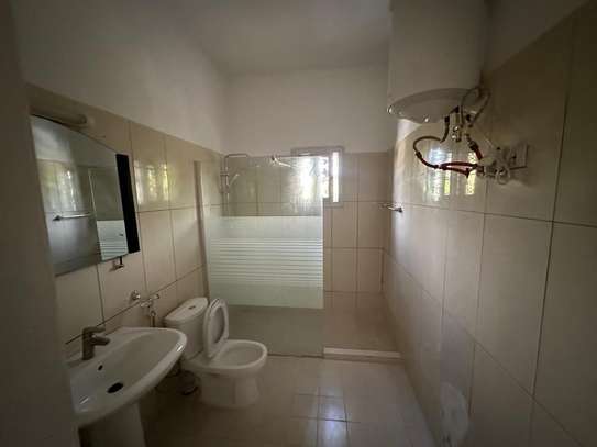 Maison spacieuse avec sol marbre et escalier intérieur image 8