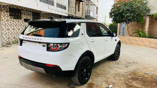 Land Rover Discovery Sport blanc jantes noires SUV image 11