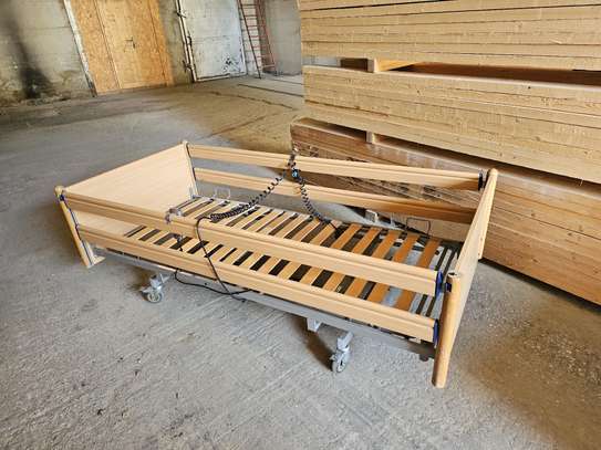 Lit médical électrique image 1