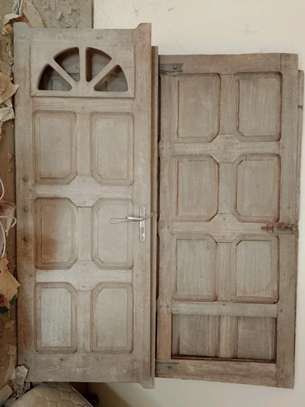 Une porte garage et deux portes Maison image 1