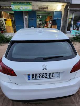 Berline compacte blanche faible kilométrage économique image 9