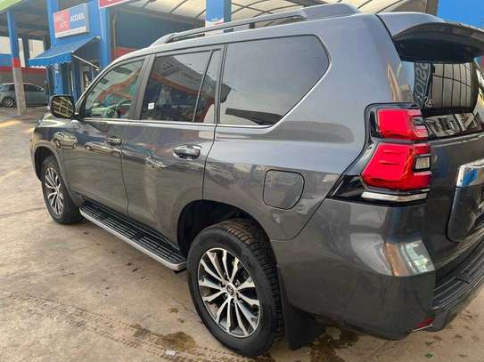 Toyota Prado Land Cruiser 2021 7 places image 2