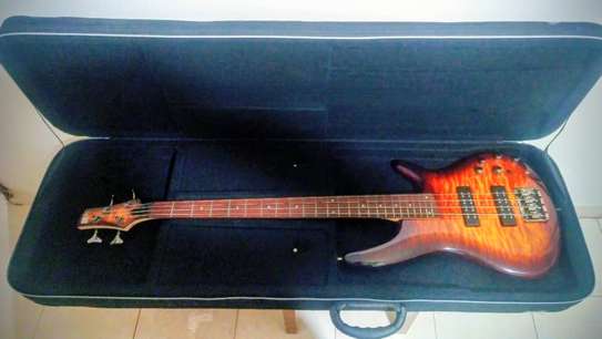 Basse électrique active 4 cordes orange avec étui image 2
