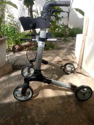 Déambulateur 3 roues pliable aluminium gris léger image 1