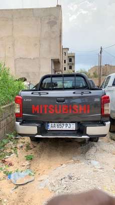 Mitsubishi L200 pick-up 4x4 double blanche et gris 2023 image 7