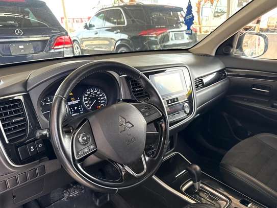Mitsubishi Outlander image 12
