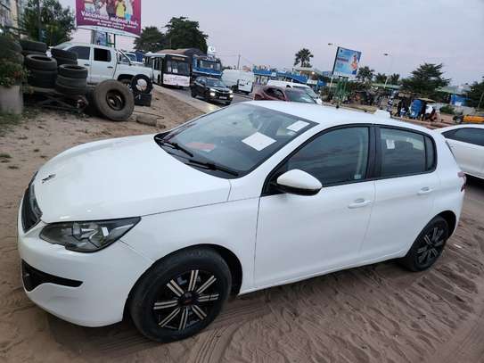 Berline compacte blanche faible kilométrage économique image 4