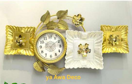 Horloge murale décorative doré blanc design floral image 1