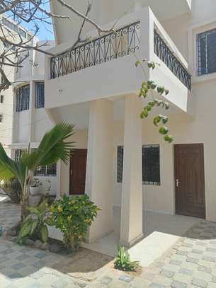 Villa R+1 de 4 chambres salon à NGOR image 4