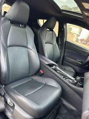 Toyota C-HR hybride SUV compact blanc économique image 10