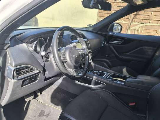 4 x 4  JAGUAR F-PACE  DIESEL AUTOMATIQUE   AWD image 7