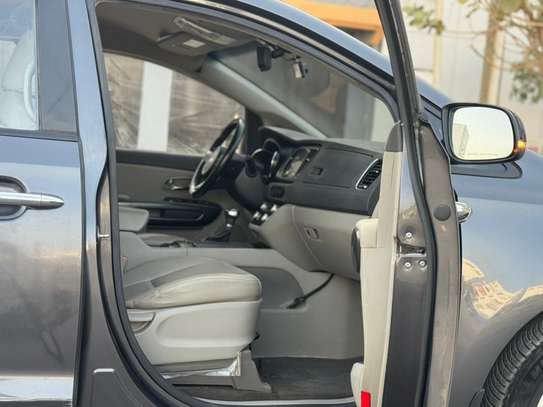 kia carnaval 11place image 6