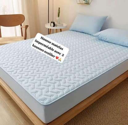 Housse matelas imperméable bleue + 2 housses oreiller image 1