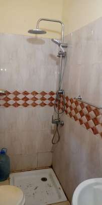 Chambre avec salle de bain à Ouakam image 5