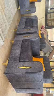 Canapé 3 places gris anthracite moderne avec coussins jaunes image 3