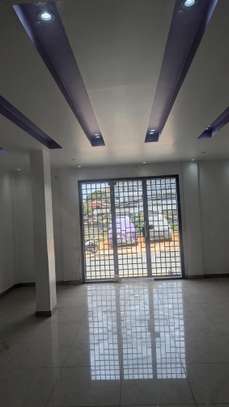 Magasin à louer à Sacre Cœur 3 sur les 2 voies image 1