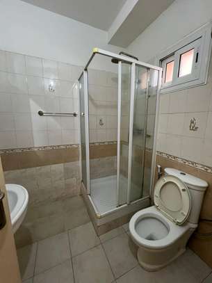 Villa R+2 à louer à la cité Alioune Sow image 7