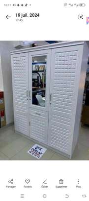 Armoire marron ,blanc et noire image 1