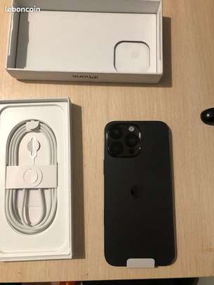 iPhone 16 pro black 128giga neuf descellé image 3