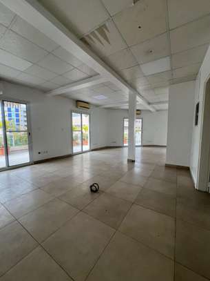 Plateau de Bureau à louer au Point E image 1