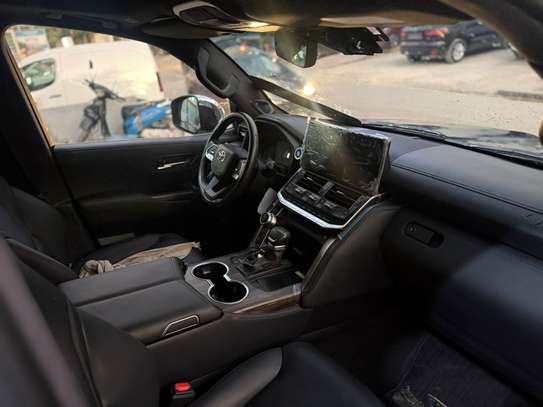Toyota Land cruiser VXR 2024 image 6