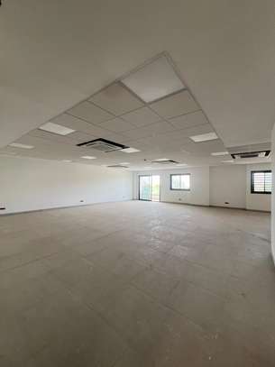 Plateaux de bureau à louer à partir de 465 m² image 14