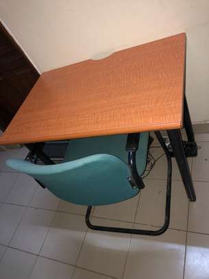 Table avec chaise pour études ou travail image 4