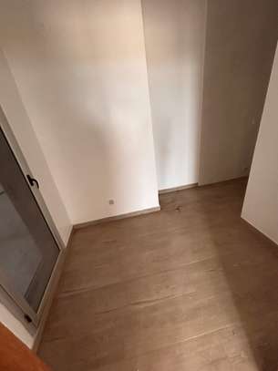 showroom  avec deux portes à louer aux almadies image 9