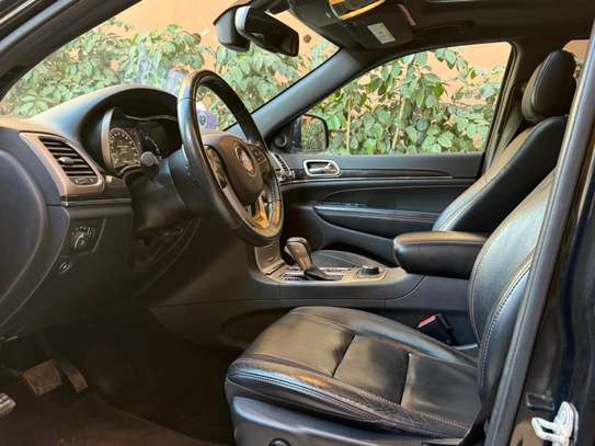 Jeep Grand Cherokee SUV noir robuste et spacieux image 5