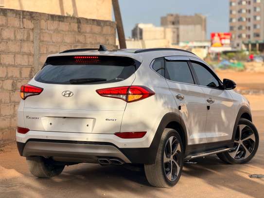 HYUNDAI TUCSON image 4