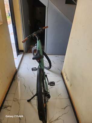 Vélo électrique urbain vert clair guidon ergonomique image 3