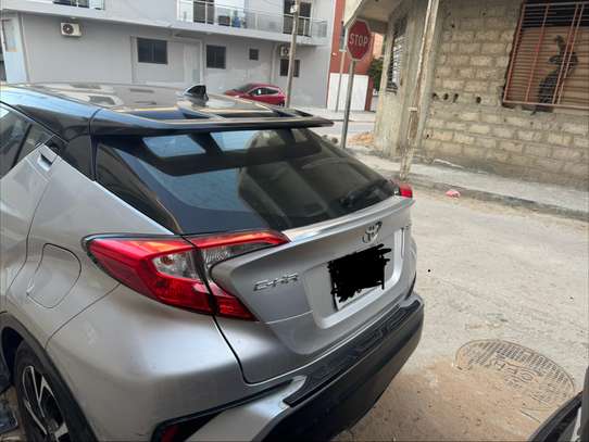Toyota C-HR SUV compact argent jantes alliage noires image 7