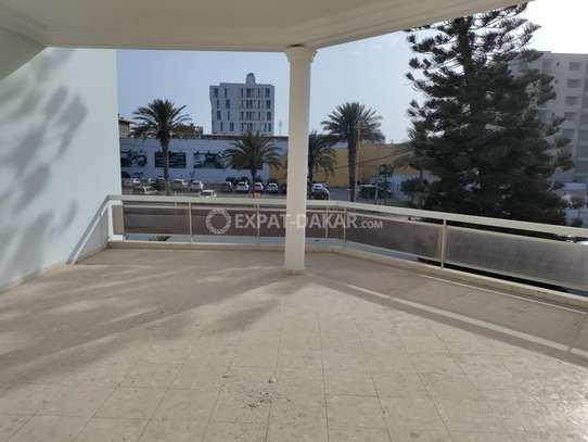Maison de 1000m2 en face CASINO DAKAR CITY image 6