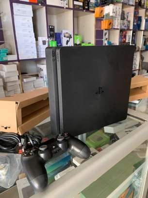PlayStation 4 Slim 500 Go + 1 Manette DUALSHOCK 4 V2 image 2