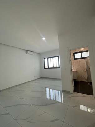F4 Haut standing de 245 M² à louer au point e image 4
