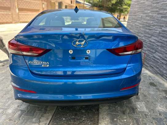 Hyundai Elantra Manuelle Essence image 2