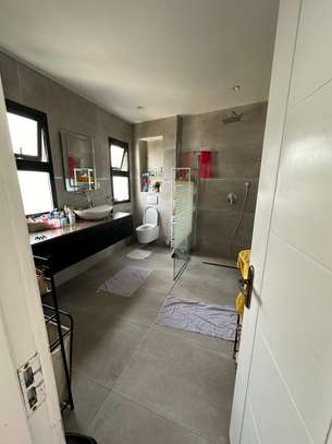 Duplex vide 4 chambres à louer au point E image 10