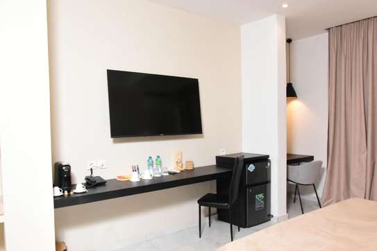 Chambres supérieures de luxe chez KADISS HOTEL, Sicap Foire image 3